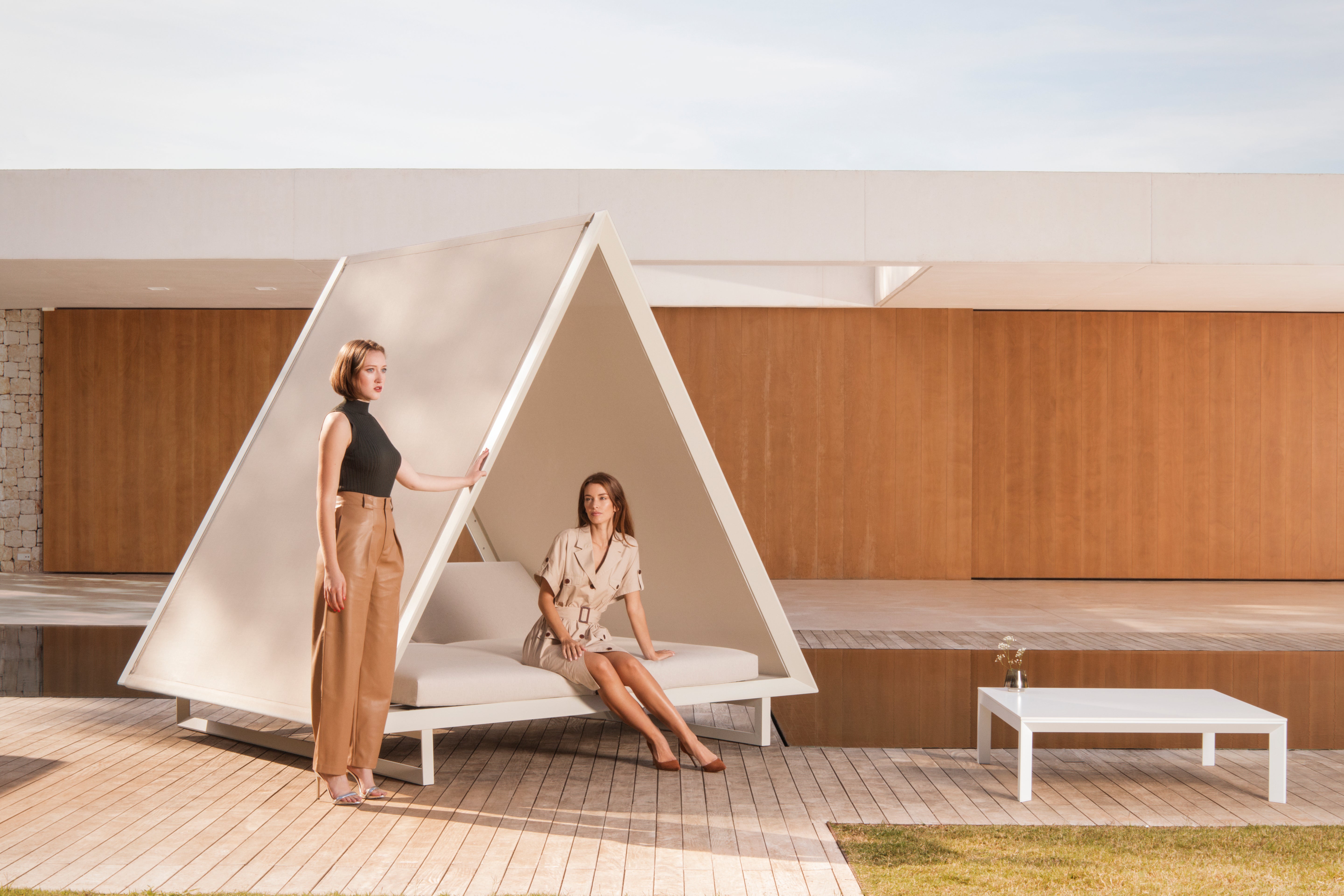 Vineyard Daybed Woven Rope Roof