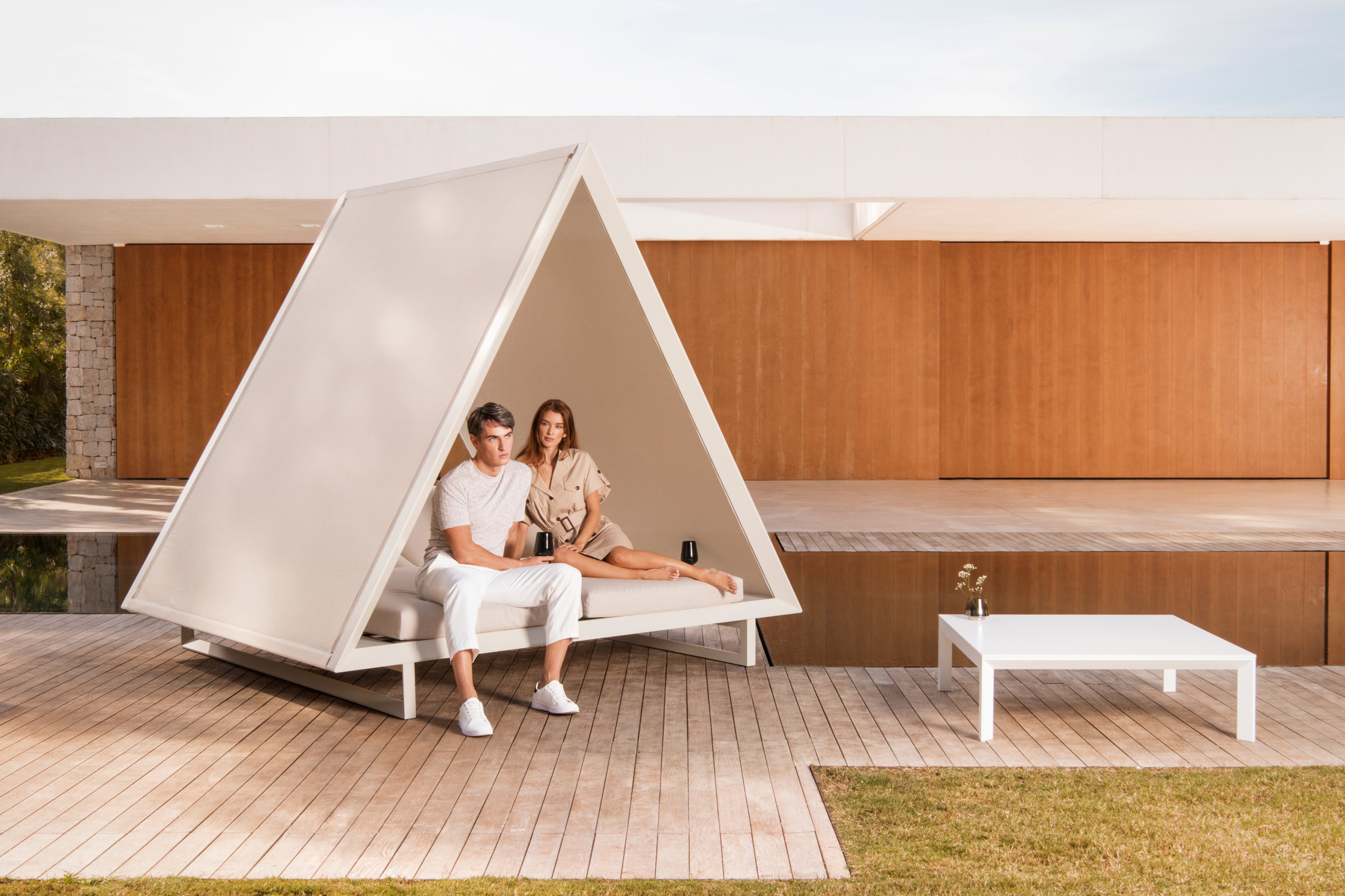 Vineyard Daybed Woven Rope Roof