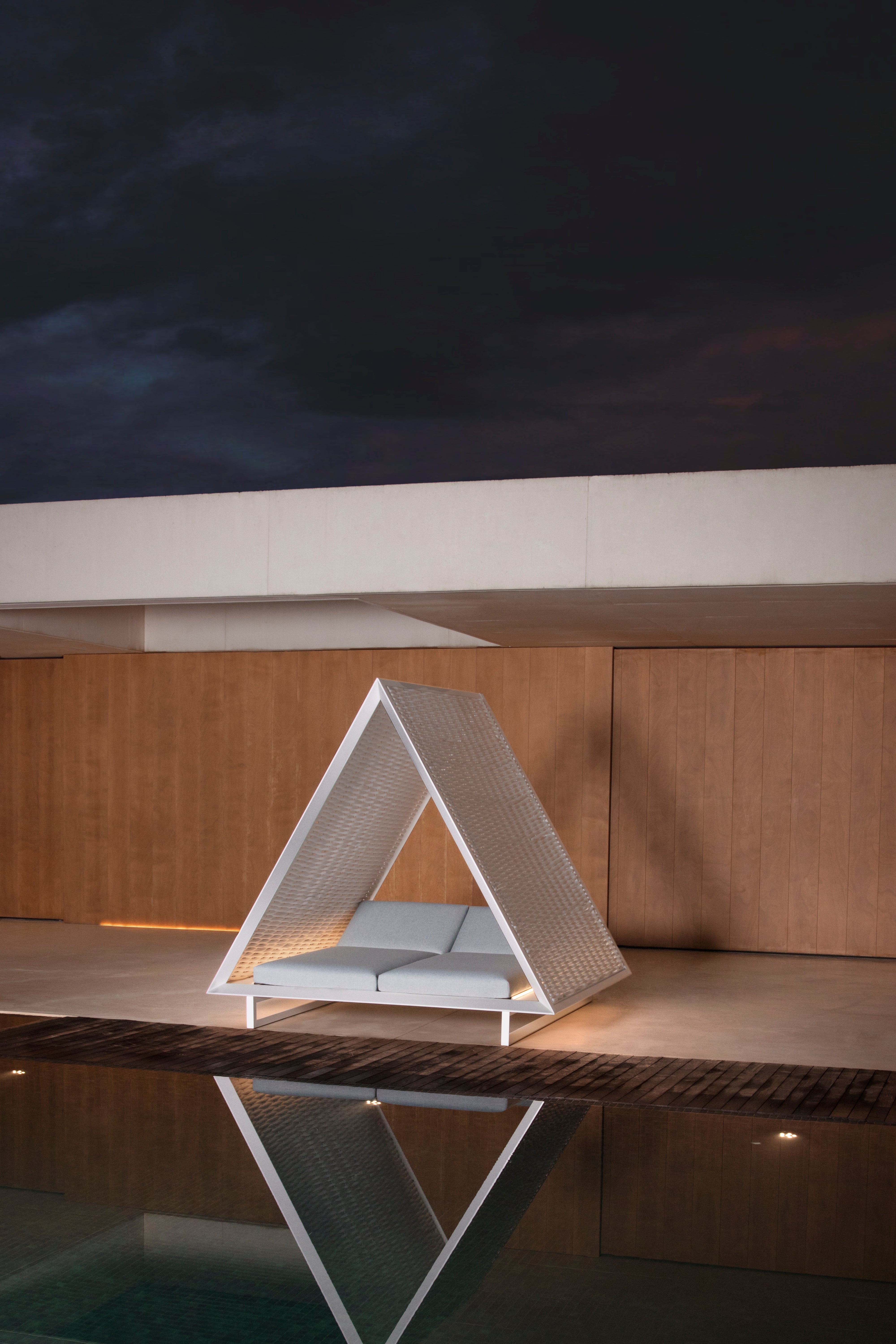 Vineyard Daybed Woven Rope Roof